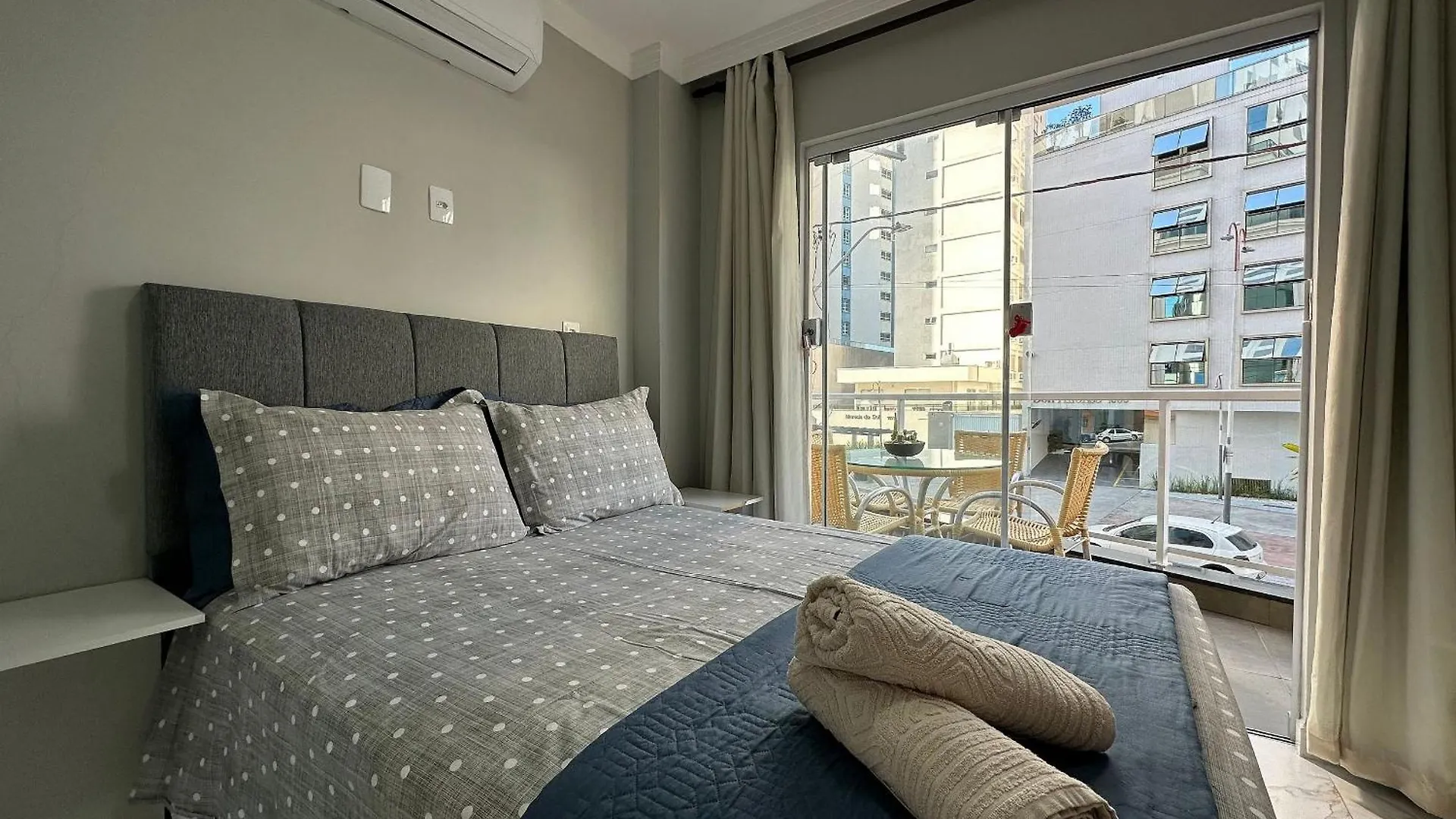 Apartamento DNO001 - APTO 1º andar, Sacada Ampla com Churrasqueira à Carvão, Quadra do Mar, Centro, Garagem e Kit Praia Balneário Camboriú