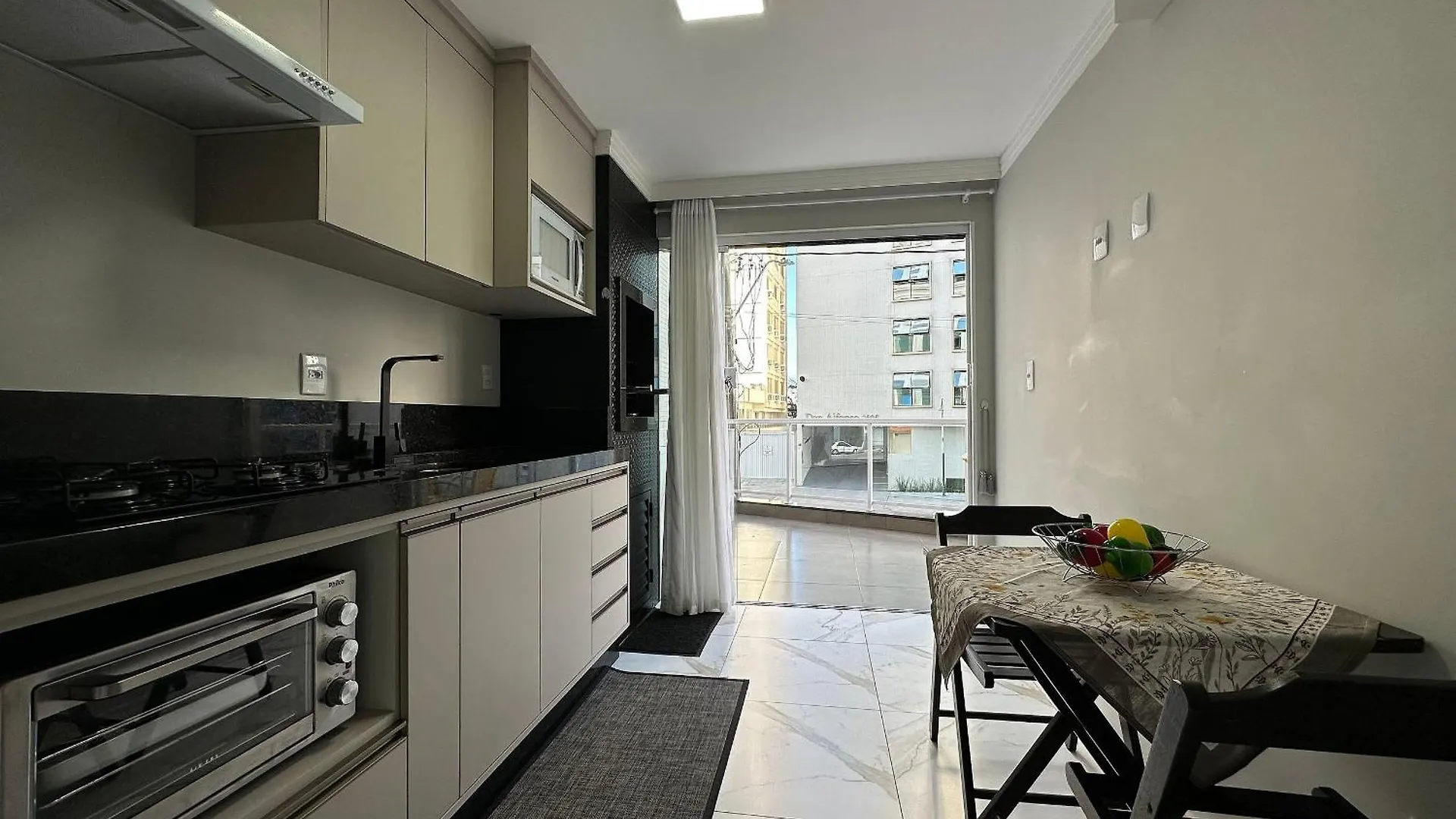Apartamento DNO001 - APTO 1º andar, Sacada Ampla com Churrasqueira à Carvão, Quadra do Mar, Centro, Garagem e Kit Praia Balneário Camboriú