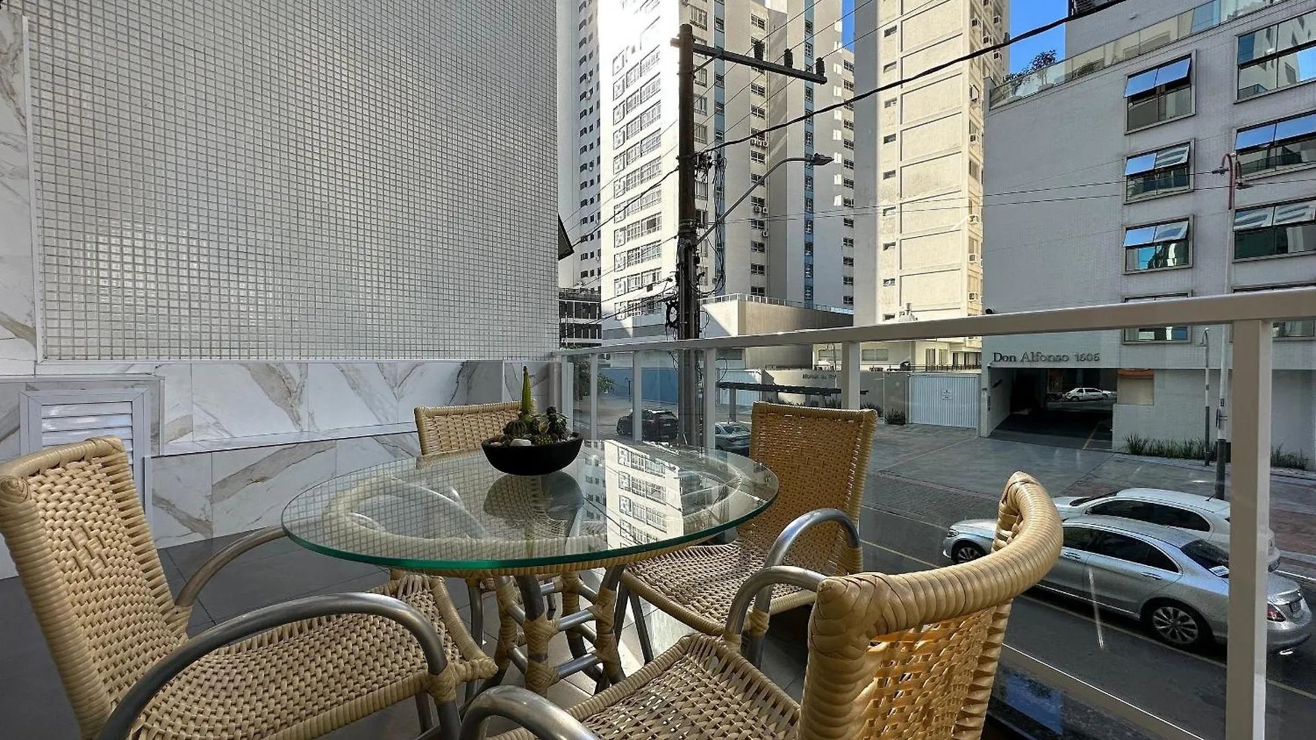 Apartamento DNO001 - APTO 1º andar, Sacada Ampla com Churrasqueira à Carvão, Quadra do Mar, Centro, Garagem e Kit Praia Balneário Camboriú Brasil