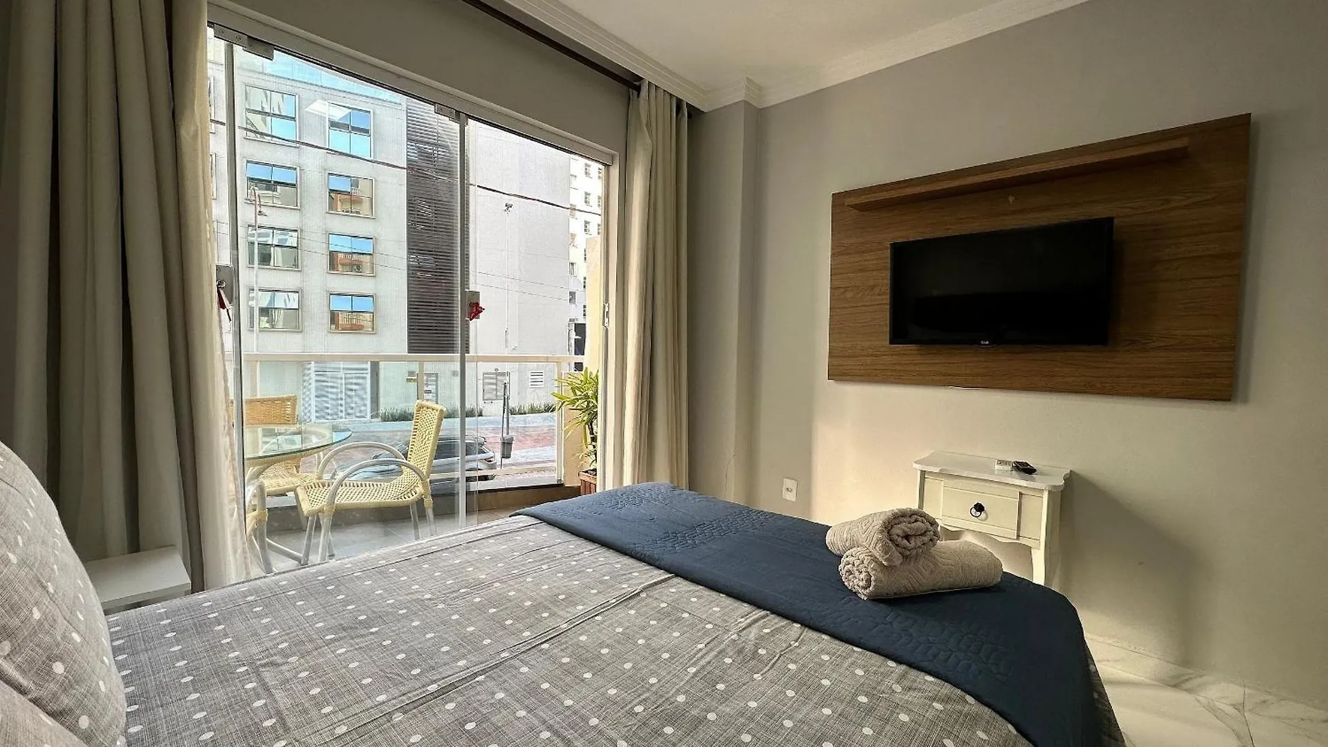 Apartamento DNO001 - APTO 1º andar, Sacada Ampla com Churrasqueira à Carvão, Quadra do Mar, Centro, Garagem e Kit Praia Balneário Camboriú Brasil