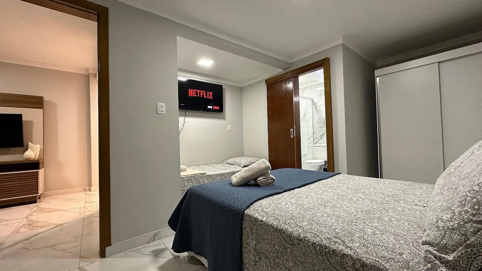 Apartamento DNO001 - APTO 1º andar, Sacada Ampla com Churrasqueira à Carvão, Quadra do Mar, Centro, Garagem e Kit Praia Balneário Camboriú